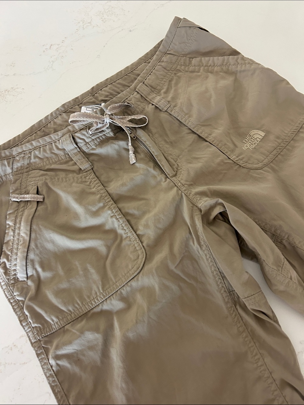 Woman’s The North Face Tan Lightweight Nylon Drawstring Roll-up Pants SZ 10